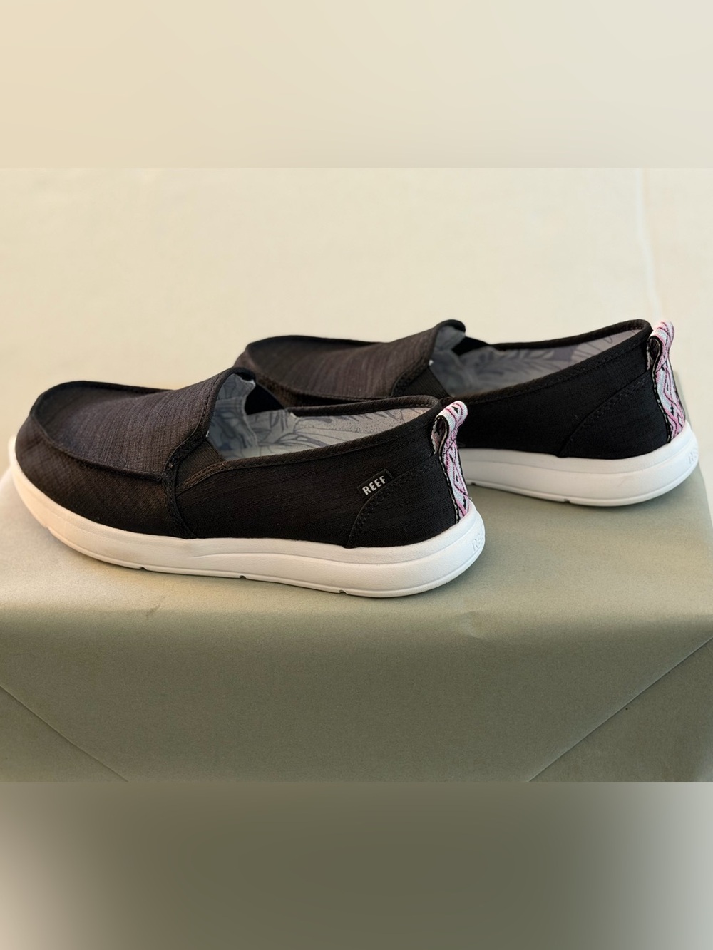 REEF women’s shoes. Black w/pink. Size 7.5. UEC. Comfy & adorable!